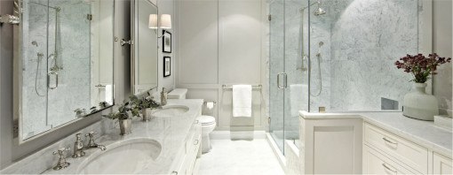Снимка на баня с мраморна мивка и стъклен параван